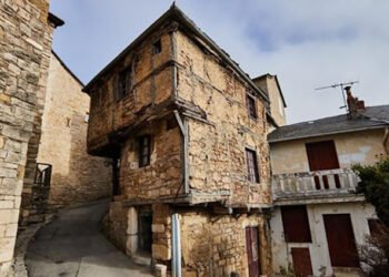 Куќа стара 550 години стана атракција во Франција, а кај нас вакви куќи стојат секој ден незабележани!